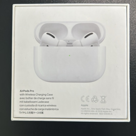 Apple AirPods Pro - Wireless Charging Case - Picture 2 of 7